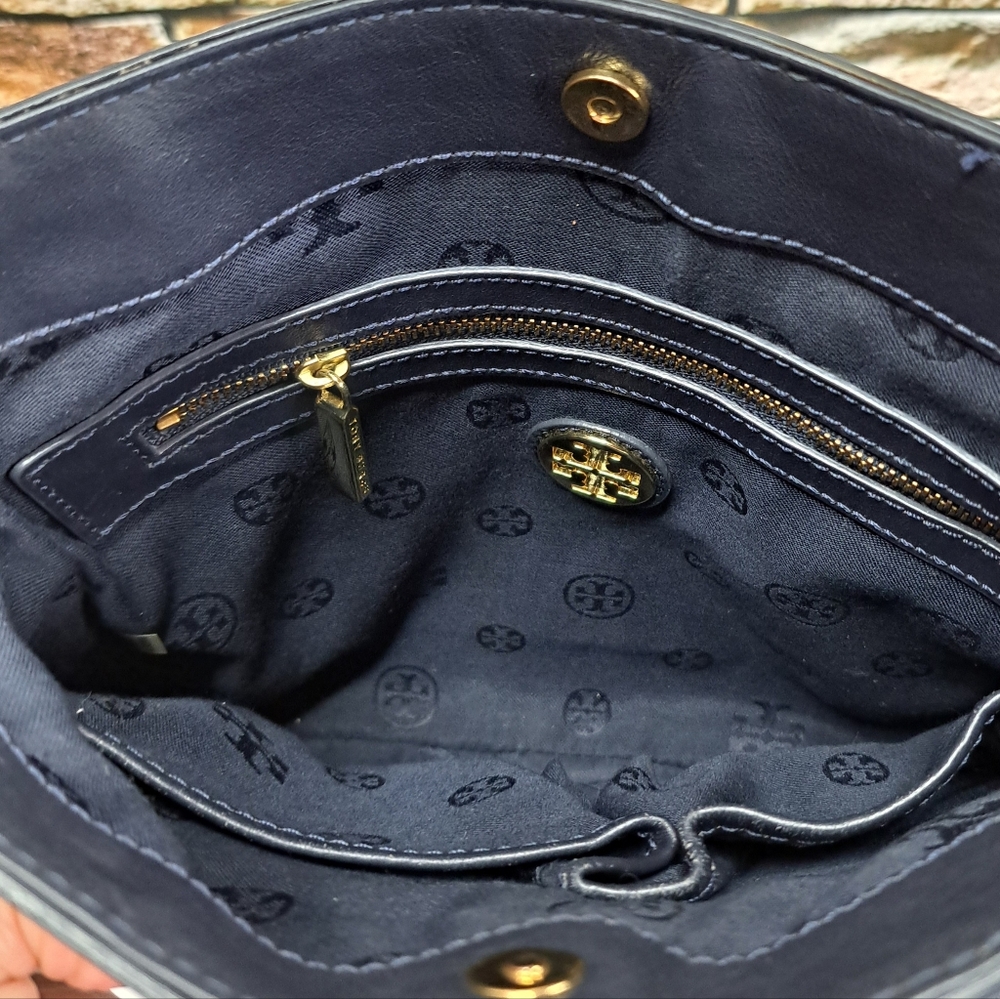 TORY BURCH LEATHER CROSSBODY BAG in STO~A~WAY NAVY - Picture 8 of 16